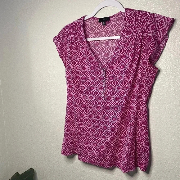 ☀️The Limited Geometric Pink Short Sleeve Top - Picture 5 of 5